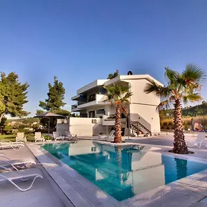 Apartament Pine, Polychrono